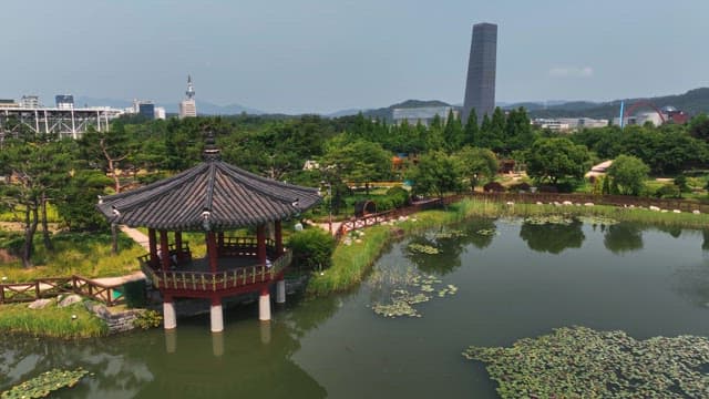 전통 정자가 있는 고요한 연못