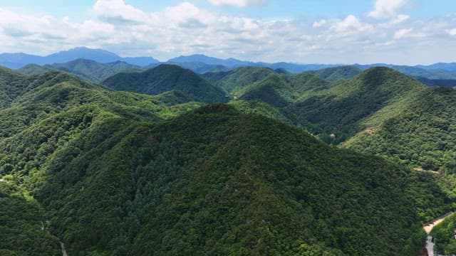 맑은 하늘 아래 푸른 산