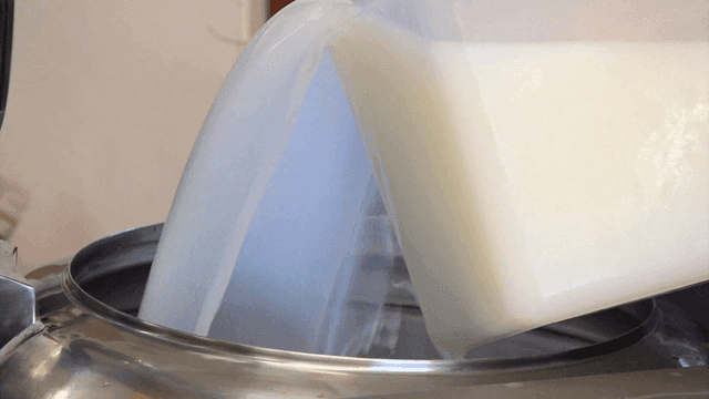 금속 용기에 부어지는 뽀얀 사골 육수