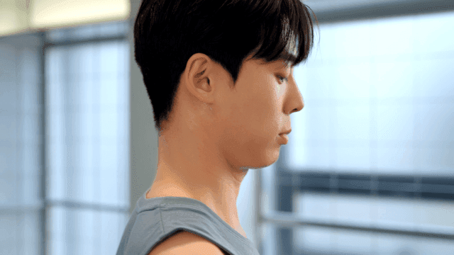 헬스장에서 무게를 드는 남자