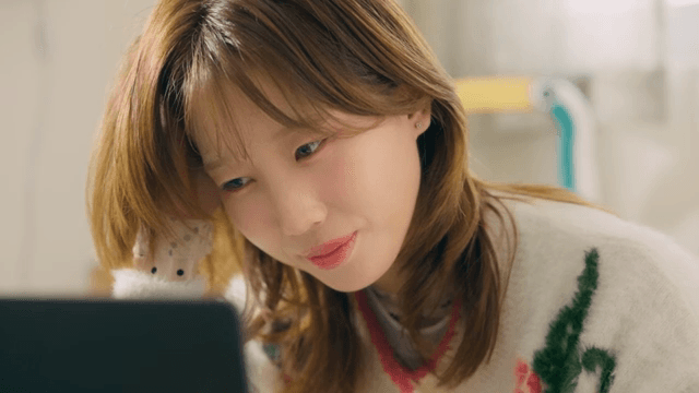 불만족스러운 표정으로 노트북 작업을 하는 여성