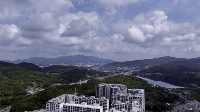 산과 구름이 있는 도시 풍경