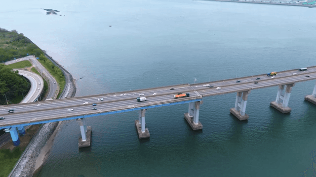 차량이 다니는 고요한 바다 위 다리