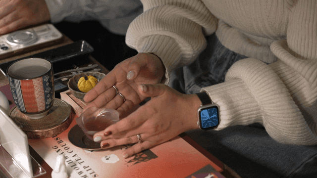 작은 컵에 뜨거운 차를 따르는 모습