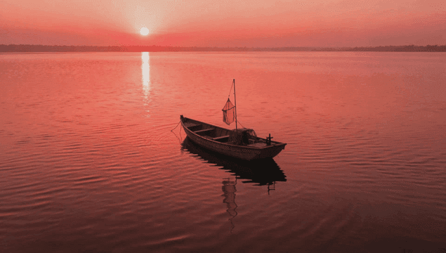 해질녘 잔잔한 바다에 떠 있는 배