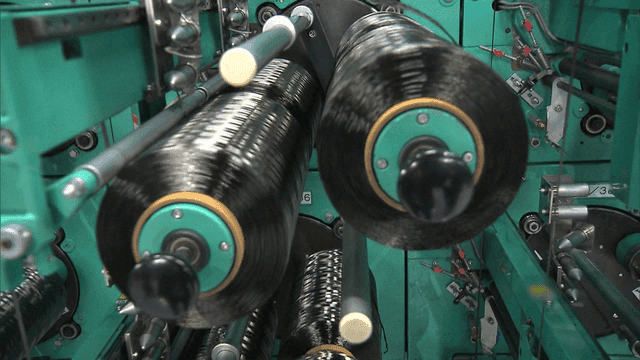 Industrial warp knitting machine for winding high-performance fibers
