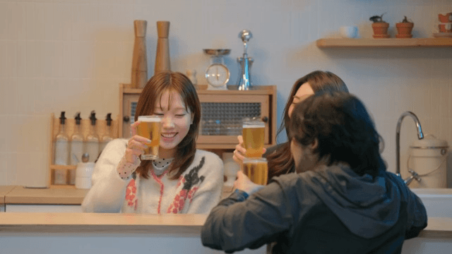 함께 맥주를 즐기며 건배하는 친구들