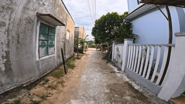 주택 사이의 좁은 골목길