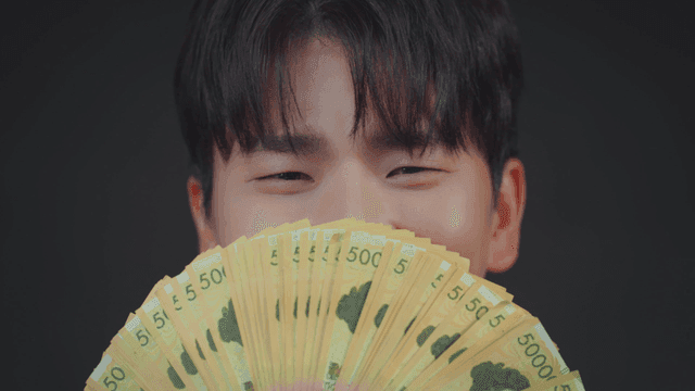 화폐를 부채처럼 들고 있는 사람