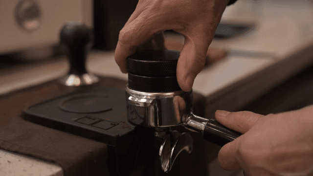 포터필터로 커피 준비하기