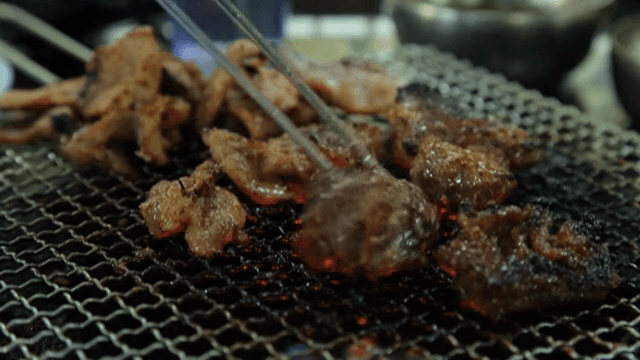 숯불에 양념된 갈비 굽기