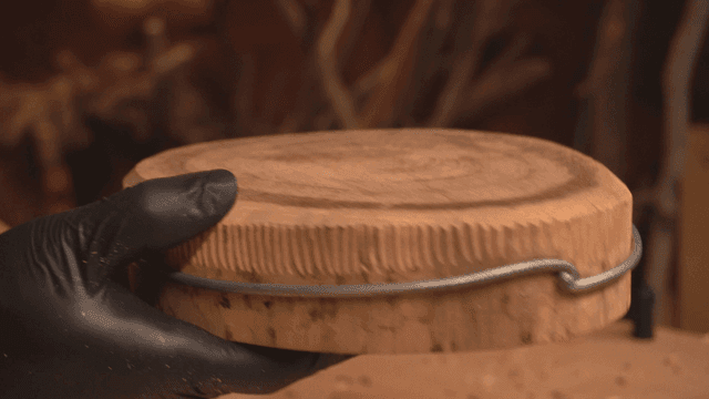 금속 와이어가 있는 나무 조각