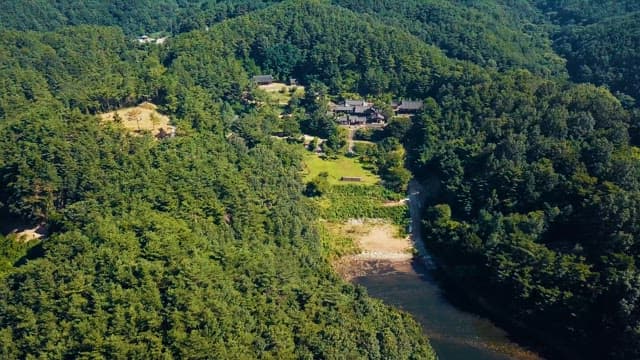 산세와 어우러진 고풍스러운 한옥 고택