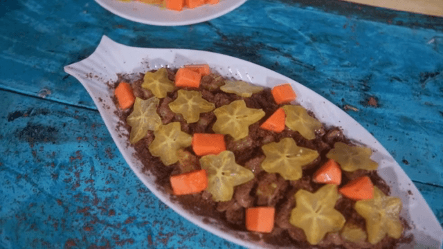 과일로 장식된 카카오 크림 디저트