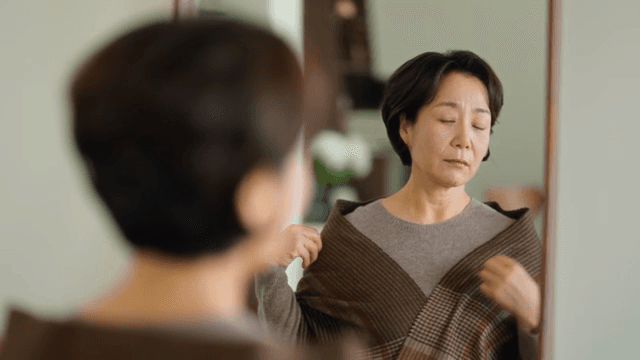 거울을 보며 전화하는 여성