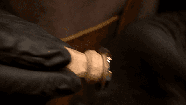 나무 조각품과 금속 부품을 연결하는 공예가