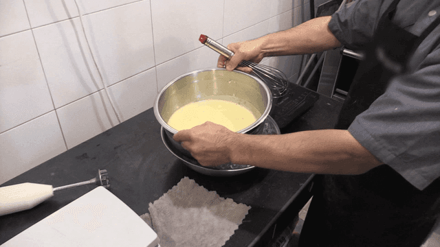 얼음 위로 크림 온도를 조절하는 제빵사