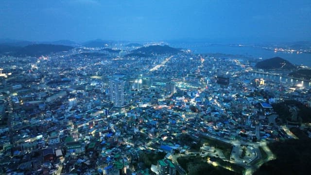 불빛이 켜진 황혼의 활기찬 도시 풍경