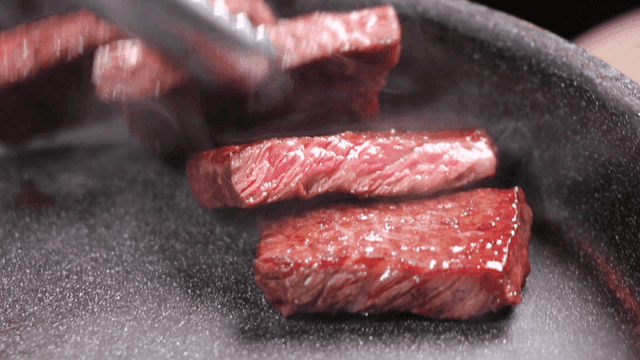 뜨거운 팬에서 구워지는 소고기