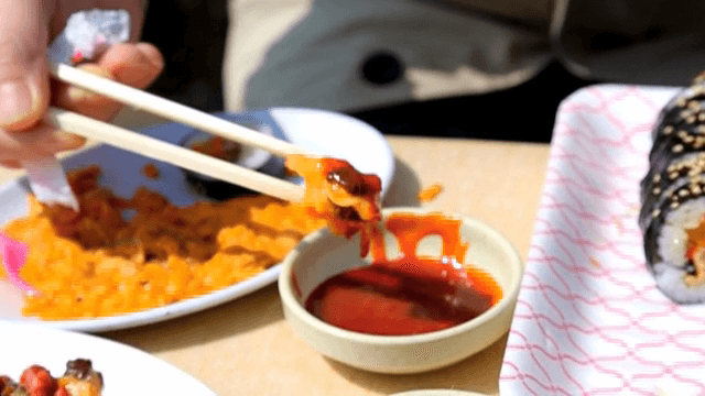 초장에 찍은 해삼을 김밥에 올리기