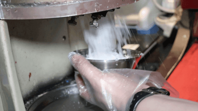 빙삭기에서 나오는 얼음을 그릇으로 받는 장면