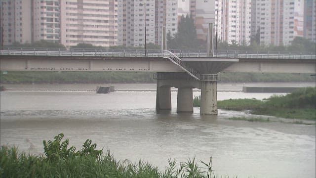 Overcast day at a river flowing through a city