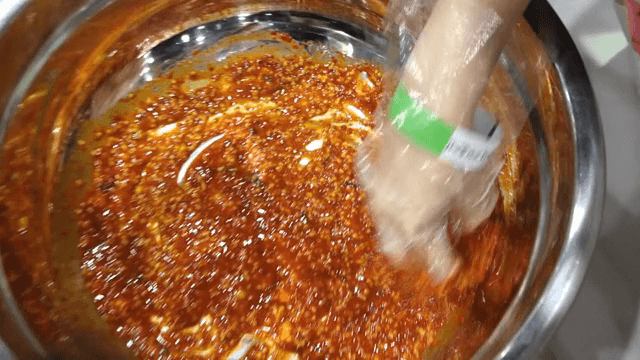 김치 양념을 그릇에 섞는 모습