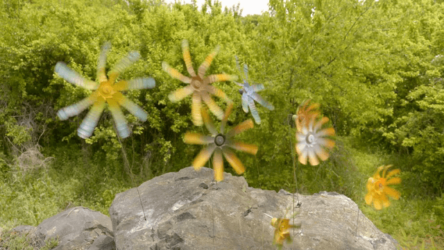 숲속에서 회전하는 색색의 바람개비