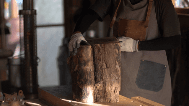 목공 작업장에서 큰 나무 통나무를 다루는 장인