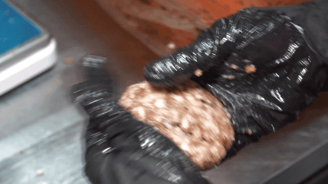 주방에서 떡갈비를 만드는 손