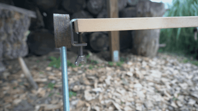 금속 지지대가 있는 수제 나무 벤치