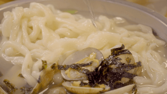 조개와 김이 들어간 한국식 칼국수