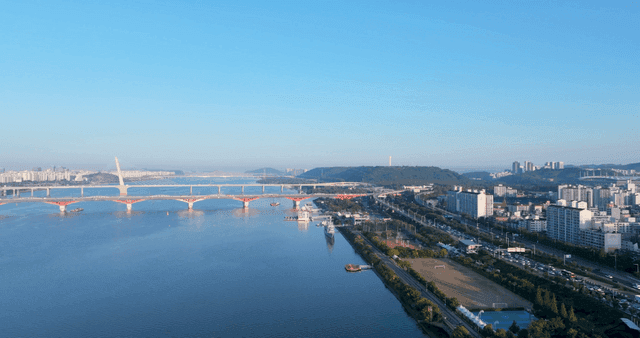 강 위에 다리가 있는 도시 풍경