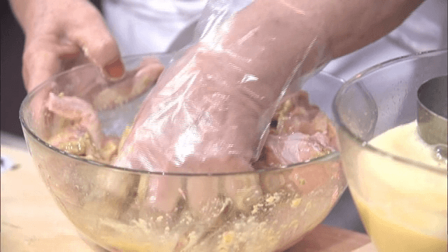 그릇에서 섞는 양념과 닭고기