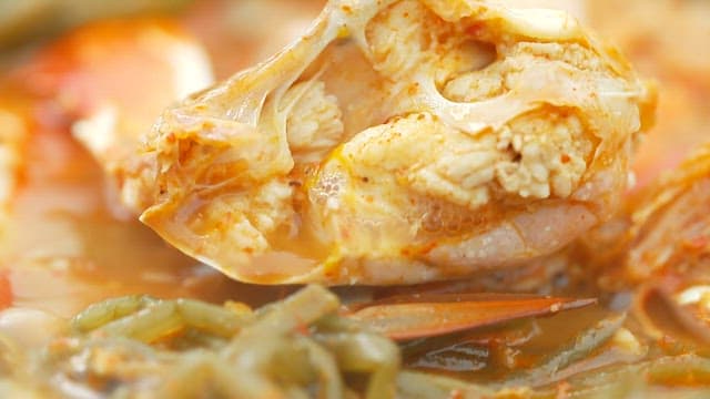 맛있게 끓고 있는 고구마순 게국지