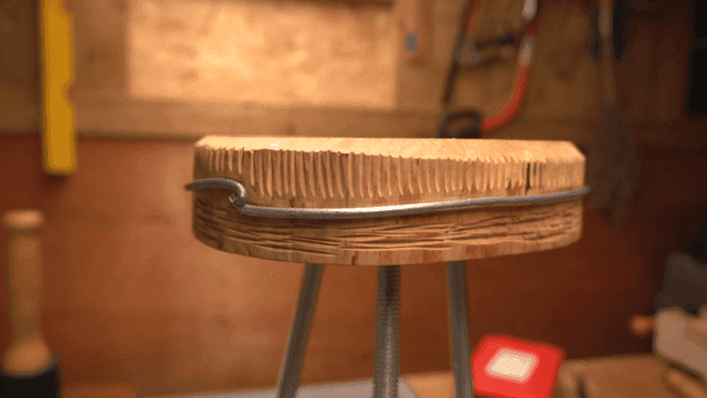 작업실의 금속 와이어가 있는 나무 의자 상판