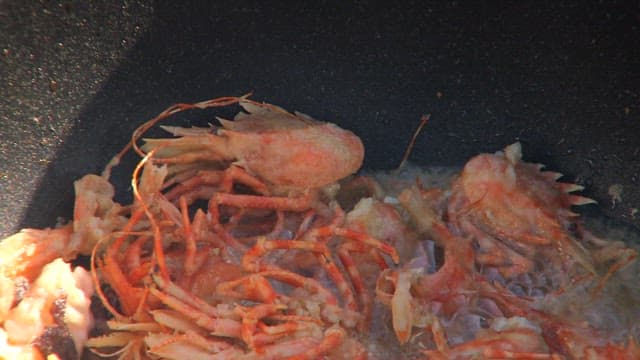 팬에서 요리하는 해산물