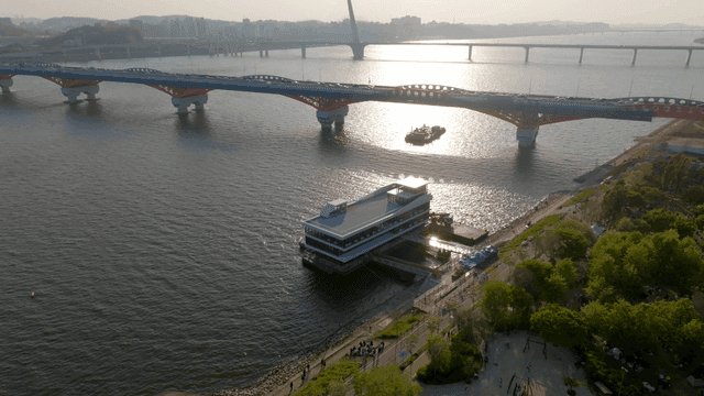 도시 풍경과 강 위의 다리