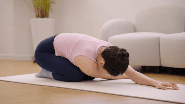 실내에서 요가를 하는 여성