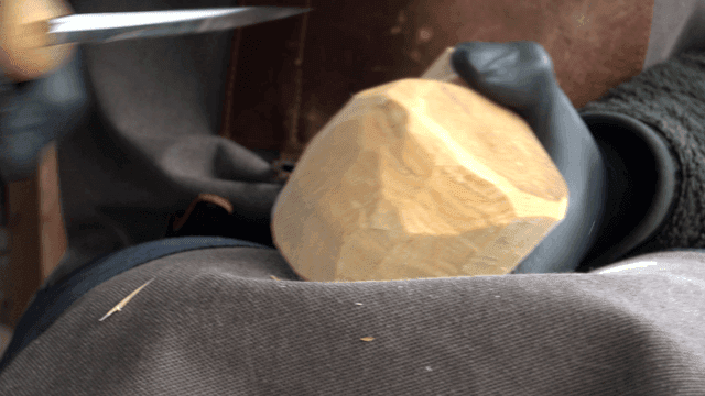 정교하고 세심한 나무 조각