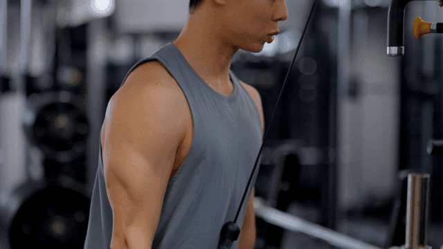 헬스장에서 케이블 머신으로 운동하는 남성