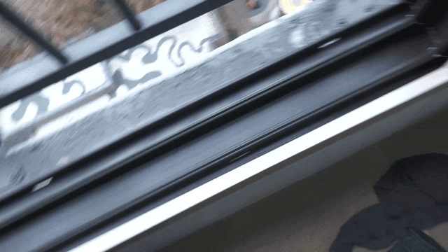 장갑을 낀 손과 깨끗한 창틀