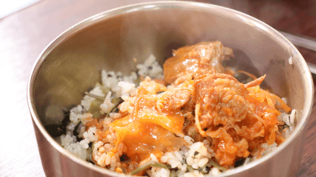 Bowl of rice into which spicy pork rib broth is poured
