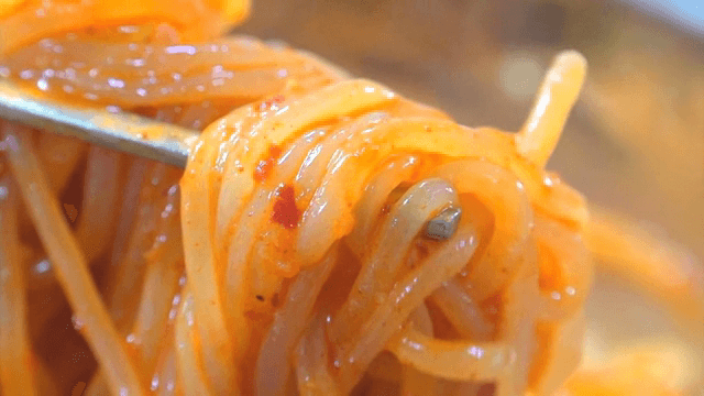 젓가락으로 집은 쫄면