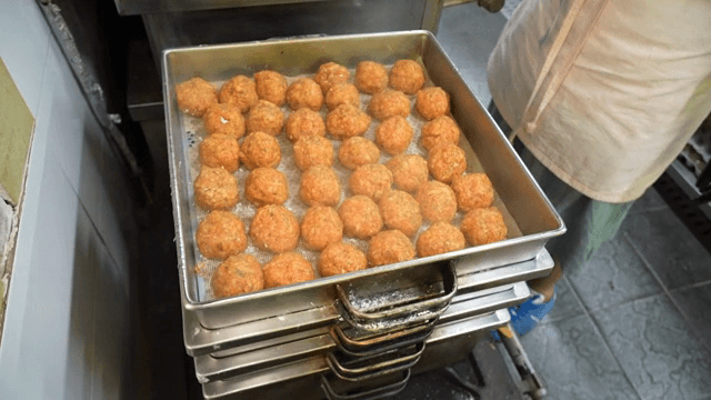 찜기에서 요리되는 김치 굴림만두