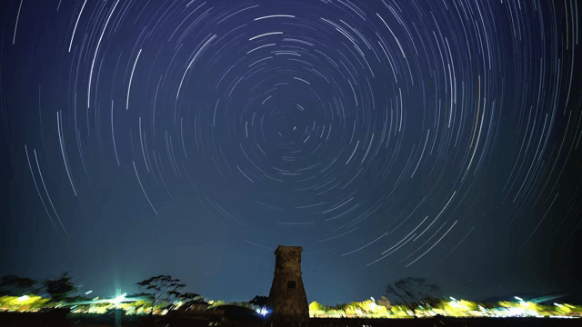 별이 빛나는 하늘 아래의 첨성대