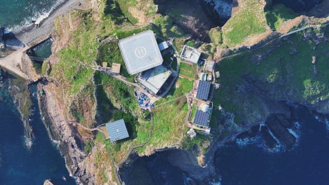 태양광 패널과 헬리패드가 있는 아름다운 섬