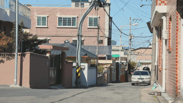 주차된 차가 있는 조용한 주택가 거리