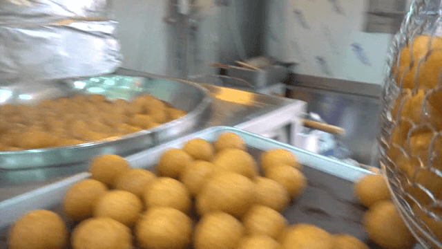 갓 튀겨진 도넛볼 준비