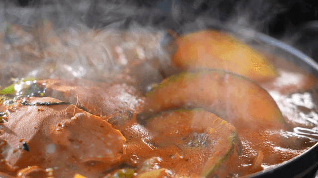 Spicy crab stew boiling